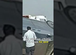 Lexus LM350h tỷ đô lật nhào khi chưa kịp giao khách: Thót tim!